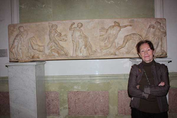 Людмила Давыдова возле античного рельефа Гибель ниобид, созданного римским мастером по греческому оригиналу 5 в. до н. э.